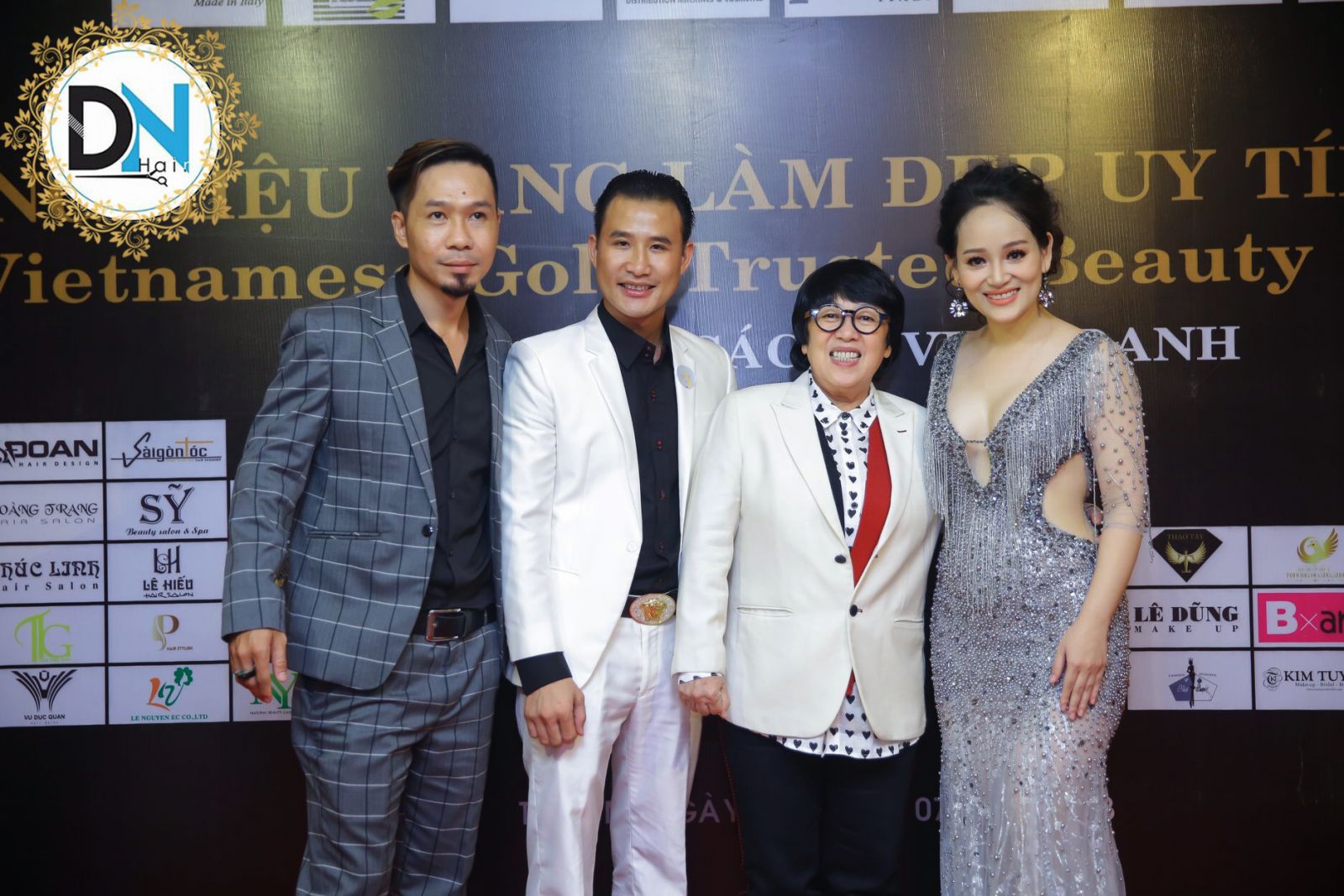 Cây kéo vàng 2011 Đức Nguyễn cùng đại diện Thảo Tây và đại diện Ban tổ chức