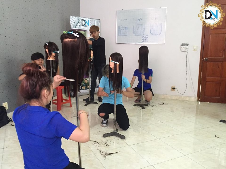 học viên thực hành cắt tóc trên ma nơ canh