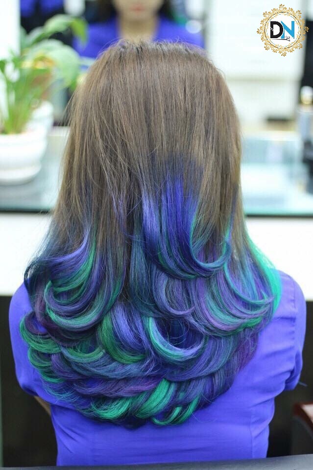 nhuộm tóc highlight phối 2 màu xanh rất mới lạ, trẻ trung và nổi bật